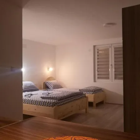 Sa Francuskim I Pomocnim Lezajem - Romansa Apartmán *