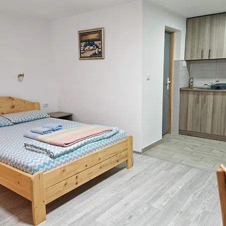 Apartment Sa Francuskim I Pomocnim Lezajem - Romansa