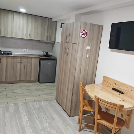 Sa Francuskim I Pomocnim Lezajem - Romansa Apartmán *