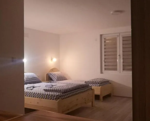 Sa Francuskim I Pomocnim Lezajem - Romansa Apartment *